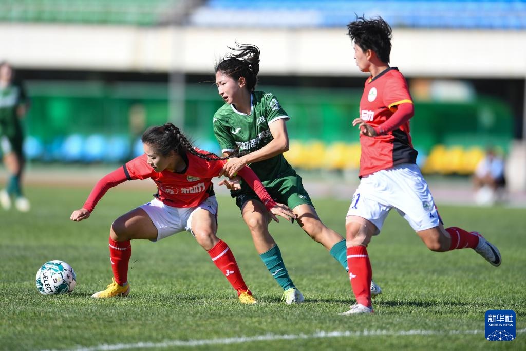 女子足球赛场上体现出不同风格，引起球迷热议
